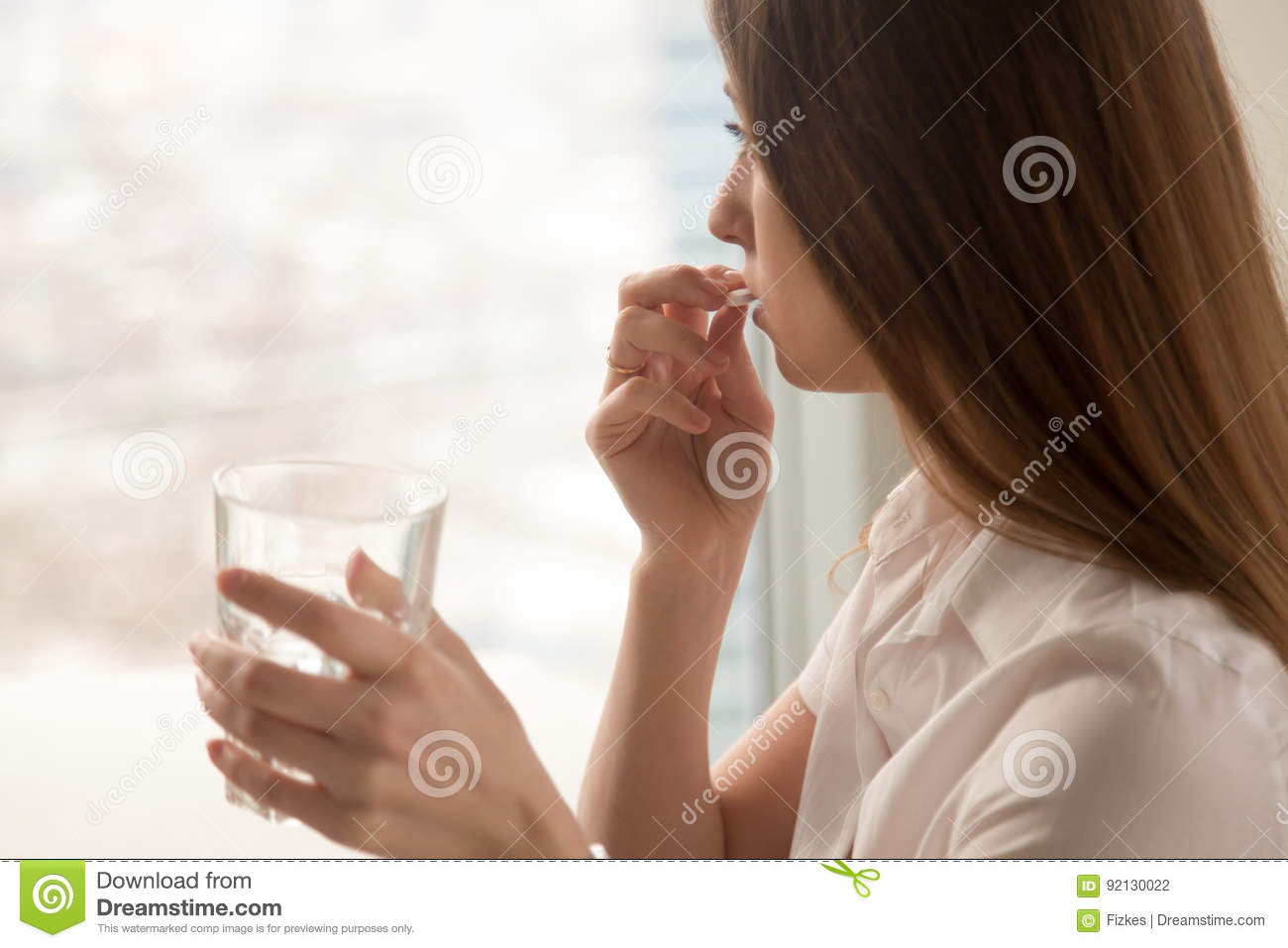 La Jeune Femme Prend La Pilule Avec Le Verre De L'eau à ...